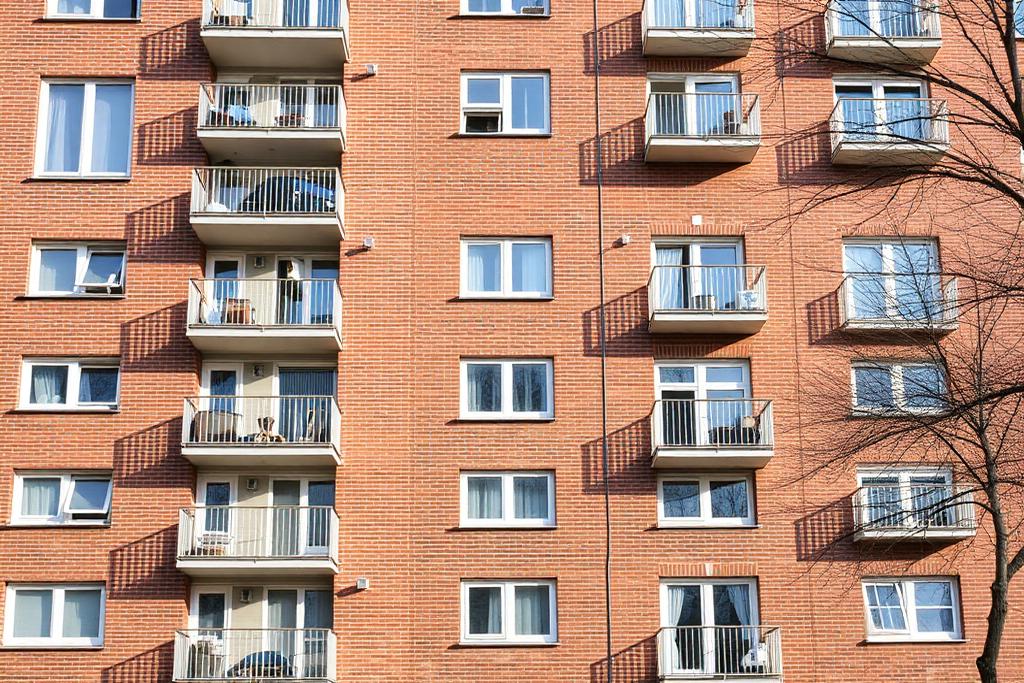 Flerbostadshus i tegel med balkonger